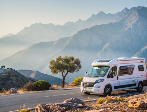 Camping-car blanc stationné face aux montagnes du Rif près de Chefchaouen, baigné par la lumière douce du matin.