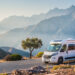 Camping-car blanc stationné face aux montagnes du Rif près de Chefchaouen, baigné par la lumière douce du matin.