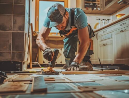 Pose de lames de parquet dans une cuisine lumineuse